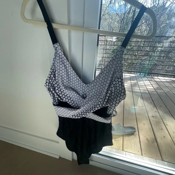 Black and White Polka Dot Swimsuit comes with 2 pieces - Picture 4 of 10